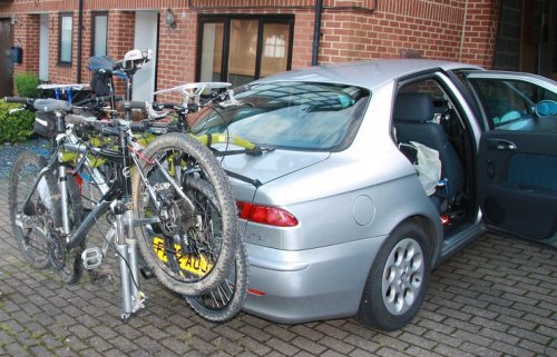 Alfa Romeo 156 with bicycles on the back